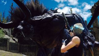 ↑今回南條さんに体験してもらったのは、PSVRを装着してベヒーモスと戦うVR対応版