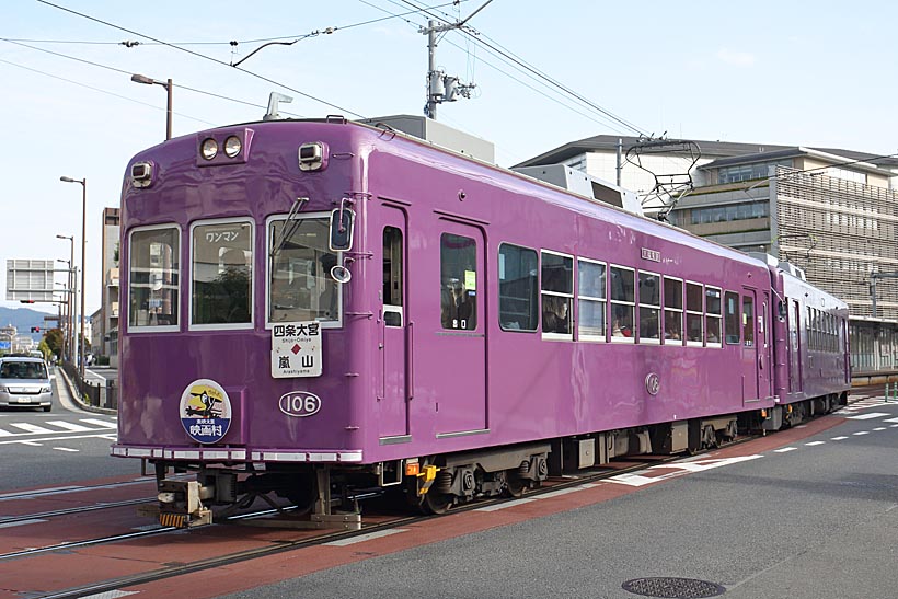 ↑京紫カラーにぬられたモボ101形。ほかにグリーンベージュのモボ101形も走っている