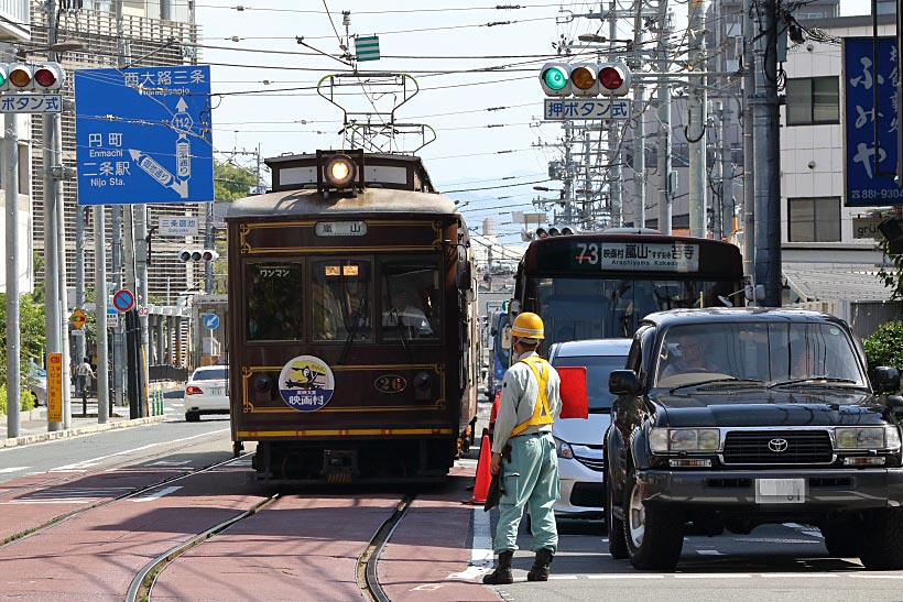 ↑蚕ノ社駅付近の大渋滞。電車は職員の交通整理のおかげすいすい走る。写真の電車はモボ21形