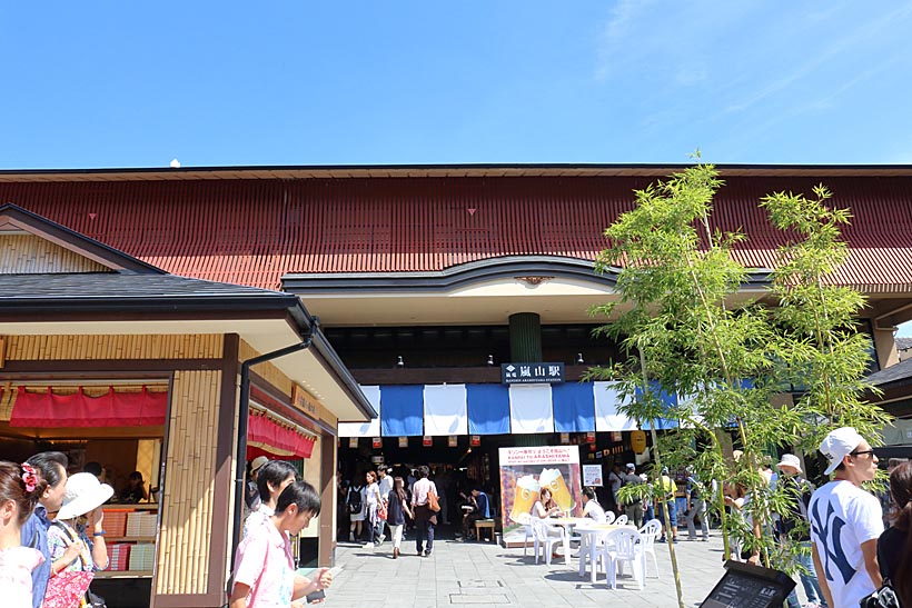 ↑嵐山本線の終点・嵐山駅は2013年に改装されたばかり。駅から渡月橋までは徒歩約2分の距離