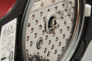 ↑食材から出た蒸気がフタの内側に並んだ円錐の突起を伝い、食材に戻っていくため、無水で調理が可能です
