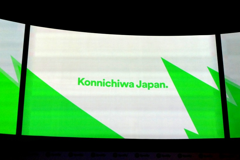 ↑発表会場のスクリーンには“Konnichiwa Japan.” の文字が