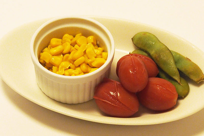 ↑缶詰コーンやミニトマトを、そのまま「おつまみ」として出すと手抜きに見えてしまいますが、燻製にするだけで高級感がアップ。一気にオシャレな雰囲気になった