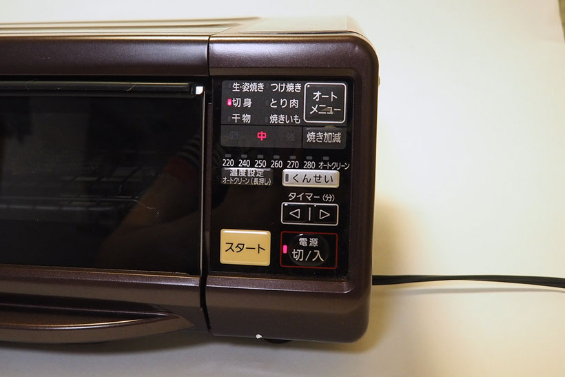 ↑燻製だけでなく、魚や焼き鳥、焼きいもなどを焼くオートメニューも搭載。庫内上部に遠赤ブラックヒーター、下部はシーズヒーターを搭載。さらに本体にはセラミック備長炭コートも採用していて、七輪焼きのような遠赤効果で魚が焼けます。身はふっくらしているのに、皮が驚くほどパリパリに焼き上がりました