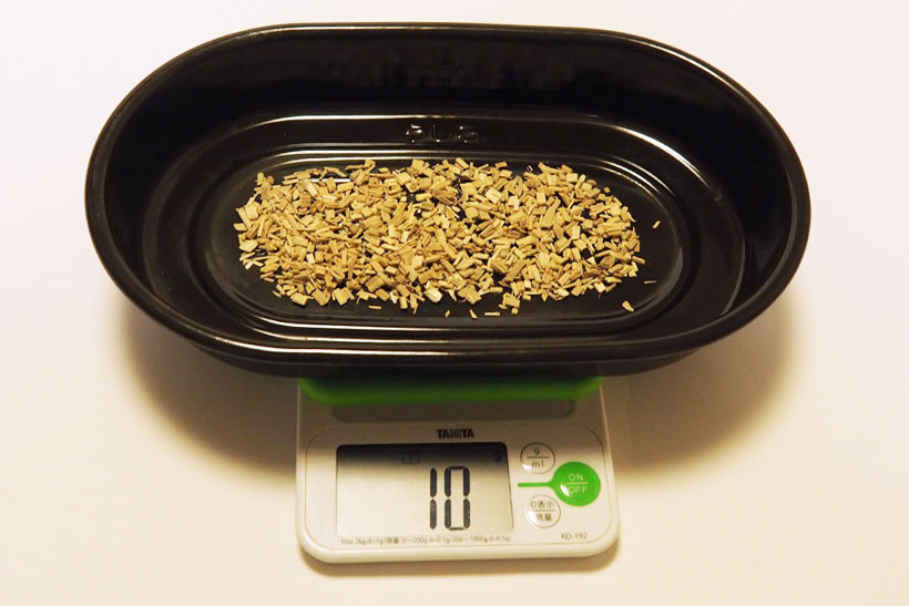 くんせい容器にチップを10～15gほど入れ、くんせい網と食材をのせて容器をホイルで覆う。ホイルを使うことで燻製を作った後も庫内などは驚くほど汚れない