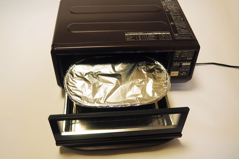 ↑くんせい容器にチップを10~15g(上写真)ほど入れ、くんせい網と食材をのせて容器をホイルで覆います。ホイルの利用により、燻製を作ったあとも庫内などは驚くほど汚れません