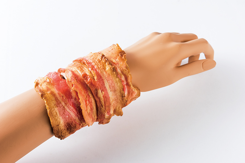 カリカリベーコンがなぜ腕に!? 完成度が高すぎて「思わず二度見」の食品サンプル