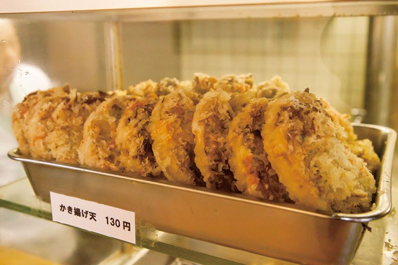 ↑人気のトッピング「かき 揚げ天」（130 円）。ほかにいか天やえび天、なす天、ピーマン天などもあり、揚げも のは充実している