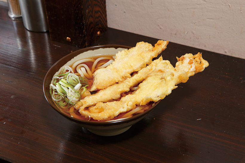 ↑鶏天うどん（470円）　三軒隣りの鶏肉店から仕入れた鶏胸肉を使用。鶏天は店の人気 No.1トッピングだ。