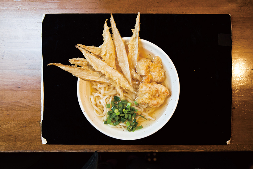 ↑とりごぼう天うどん（550円）　細麺に黄金色のつゆが絡み、 国産ごぼうの食感が相まっ てたまらないうまさ。夏は冷やしの「とりごぼう天ざる」もオススメだ