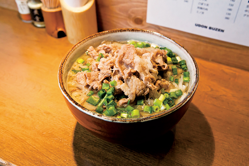 ↑「究極の肉うどん」は国産黒毛和牛の牝牛肉をぜいたくに使用。肉はだしだけで炊 いて徹底的にアクを取り、素材のうまみを引き出した