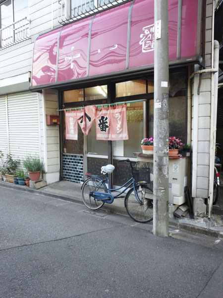 ↑店名がかすれているのも風情がある「十一番」