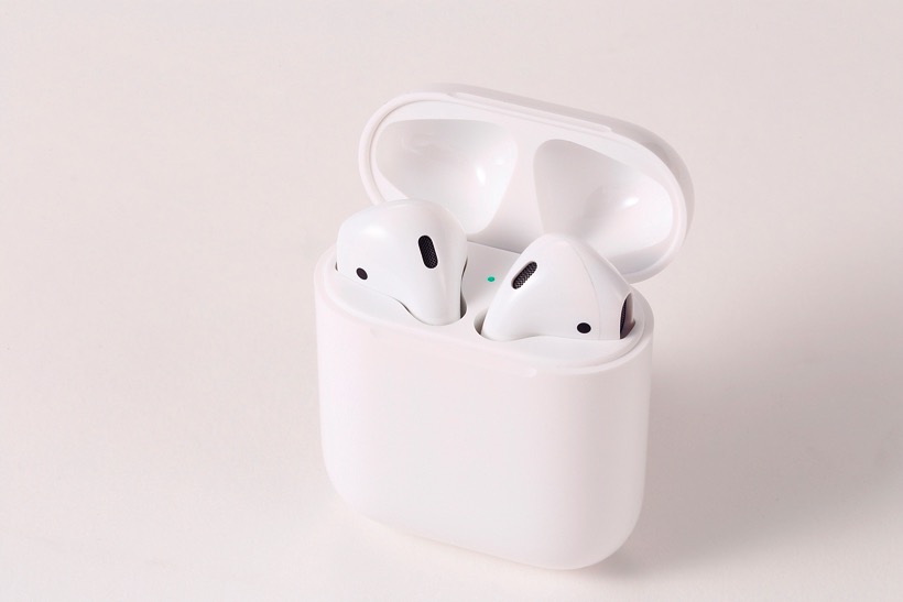 ↑AirPodsは専用ケースに入れて充電を行う。1回の充電で最大5時間駆動する