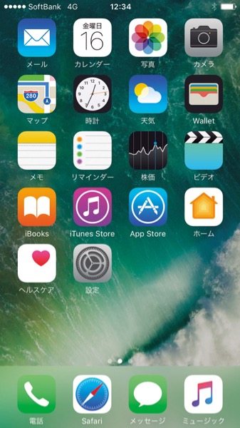 「iMessageはスタンプが送れてとにかく楽しい。使い勝手は間違いなく向上しました。」石川 温さん 「ロック画面の改善や新しいアプリの搭載など、正統に進化したと言えます。」法林岳之さん
