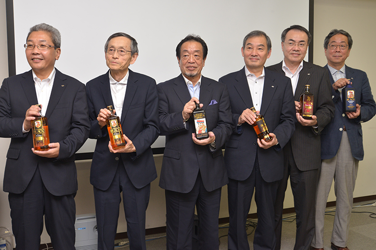 ↑一番左が岸本社長で、そこから右に歴代のブレンダーが並びました