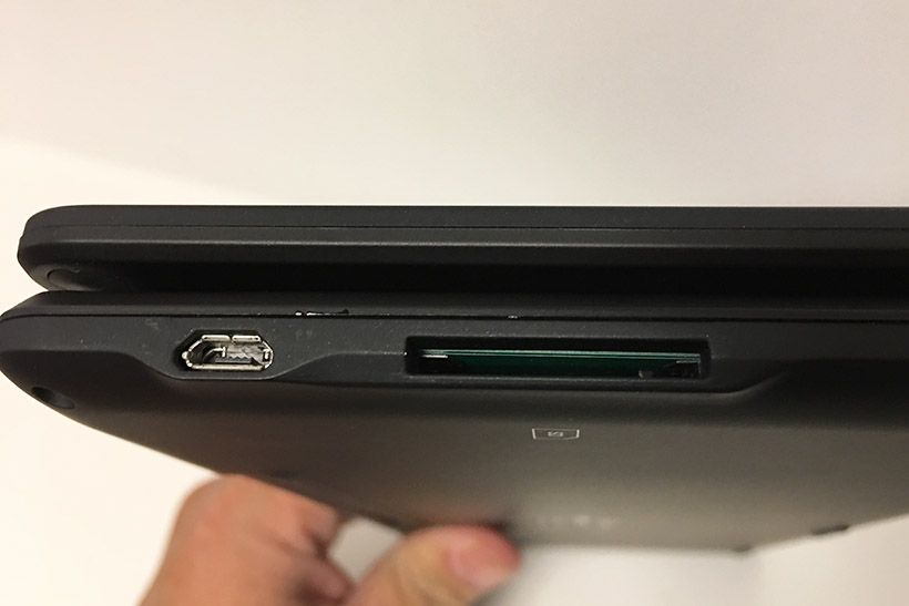 ↑SDカードスロットとmicroUSB端子。本モデルではリチウムイオンバッテリーを採用し、モバイルバッテリーから充電が可能となりました