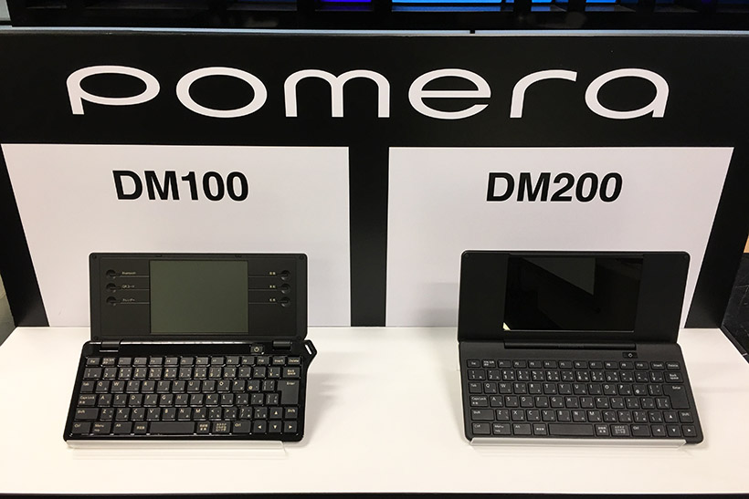 ↑前モデルのDM100との比較。厚みが少し薄くなったものの、重量は約180g増
