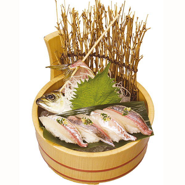 泳ぎ鯵/四貫(486円) 水槽で泳いでいるあじを その場でさばいて握りにし た名物メニュー。鮮度抜群 のネタを一貫あたり約121円で食べられるのがすごい!
