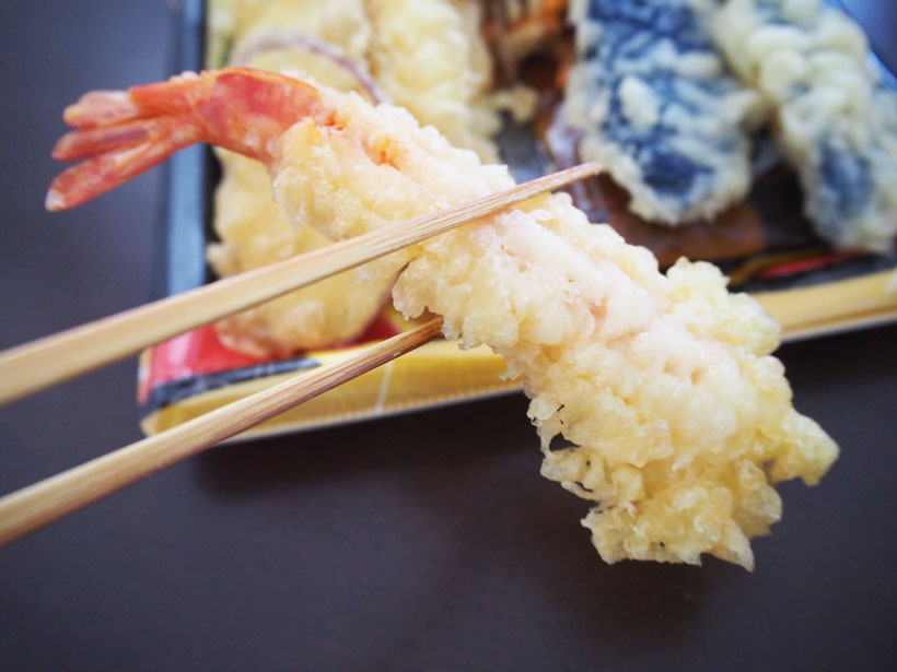 ↑スーパーで買ってきた天ぷらのエビ天。衣がしなしなで白っぽく、揚げ物感ゼロ