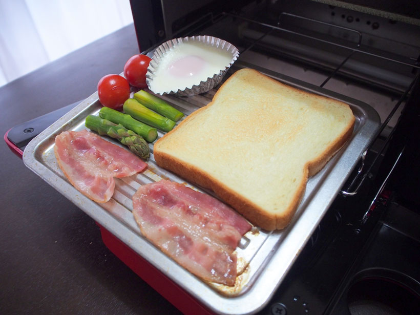↑同じトレーに食パンやベーコン、アスパラガスを並べます。生卵はアルミトレーに入れて