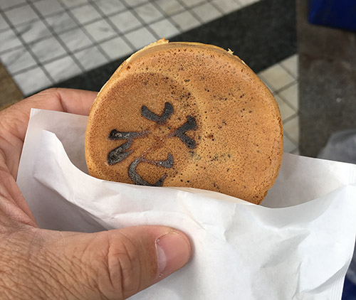 ↑中野名物? 粒あんのおやきを食べながら歩くことも可能