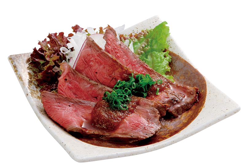 ↑ローストビーフつまみ(648円) 厳選した牛もも肉を自社工場で焼き上げた一品。食感はしっとりめ で、おろしジュレが肉のうまみを引き立てる