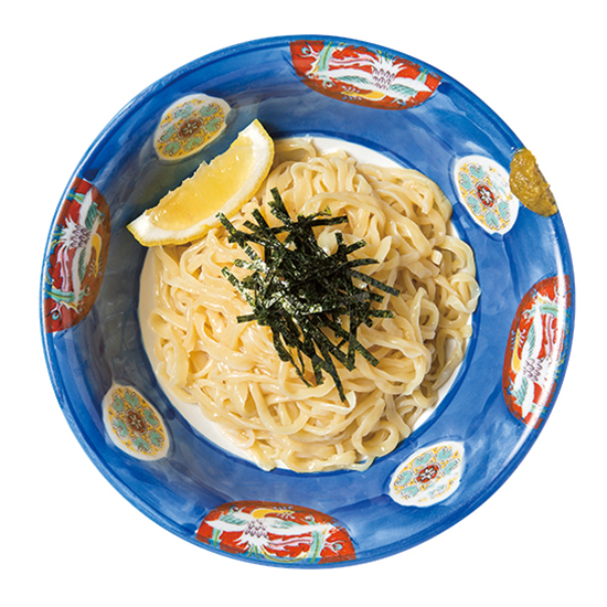 ↑つけそば(白だし)(720円) ちぢれ乱切りの麺に、白出汁醤油のつけ汁がベストマッチ。さっぱりとしつつ、麺のしっかりとした味わいを楽しむことができる。レモンを搾ってもウマい