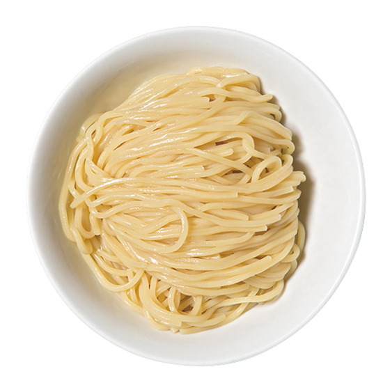 ↑つけめん(800円) 夜の部は、昼とは異なる太さの麺が、鶏ベースの出汁を使ったつけ汁とともに提供される。また、つけ汁に振りかけられる一味唐辛子は瑚椒に変わる