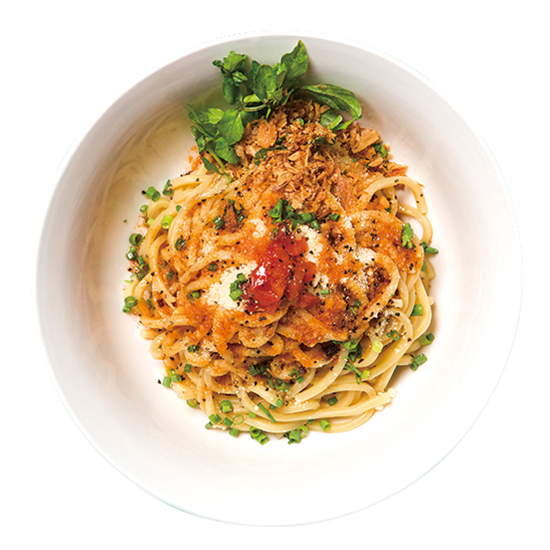 ↑つけ麺ペペロッソ 並+〆のリゾット(800円+200円) 他店では味わえない、トマトの効いた味がユニ ーク。辛味オイルを適量かけて食すとアクセントとなり、洋風味のインパクトが一層強まる
