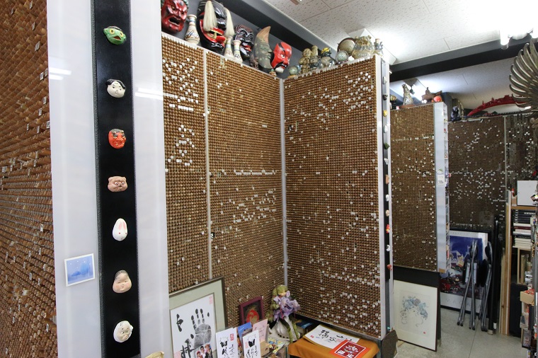 ↑業界では有名な10万本の印鑑を置いている印鑑屋さんの店内。これだけあっても日本の名字をコンプリートできない