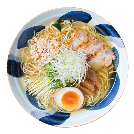 ↑とりそば(850円) 大喜を象徴する傑作。入れる具材は季節によって若干変える。冬は春菊を、夏は柚子やすだちを投入(写真は柚子とすだち)