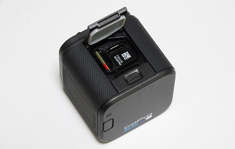 ↑本体のドアを開いたところ。microSDカードスロットとUSB端子(Type C)があります