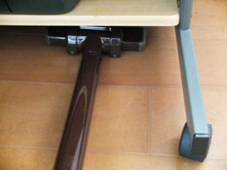 ↑ラックの下の隙間もIC-SLDC1のヘッドならラクラク入ります