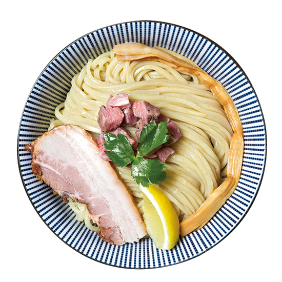 ↑ラム豚骨つけ麺(塩スパイス)(780円) スープだけでなく、チャーシューにもラム肉を使用。また、麺の中央には刻みチャーシューとしてこれでもかとトッピングされている