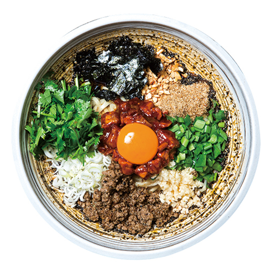 ↑まぜひつじ(900円) 台湾まぜそばを意識した一品。ラムチャーシューとマトンミンチ(羊の挽肉)を使用。パクチーやスパイスの効果でラム独特の臭みは皆無だ