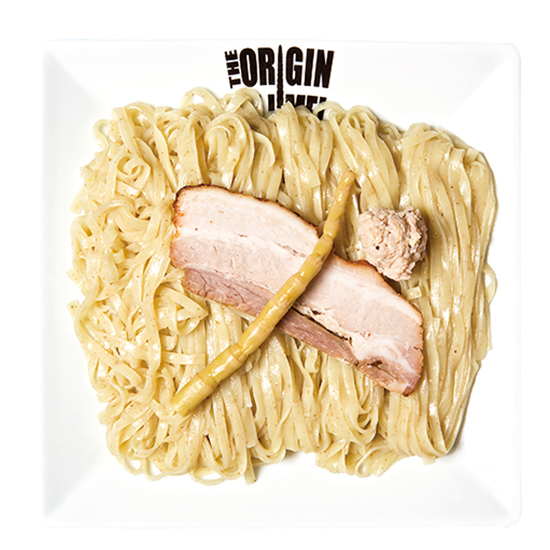 ↑醤油つけ麺(800円) 平打ち麺と細麺(写真)から自由に選べる。平打ちは全粒粉入りで、加水率が高く食べ応えが抜群。チャーシューは食べやすいよう短冊切りに