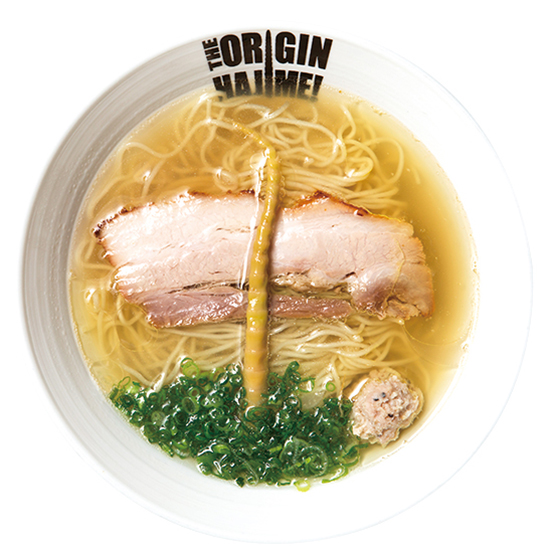 ↑塩らあめん(750円) 味のベースはつけ麺と同じだが、麺を2015年春に進化させた。スープを吸いやすい国産小麦だが、伸びにくくコシの強い麺を使用する