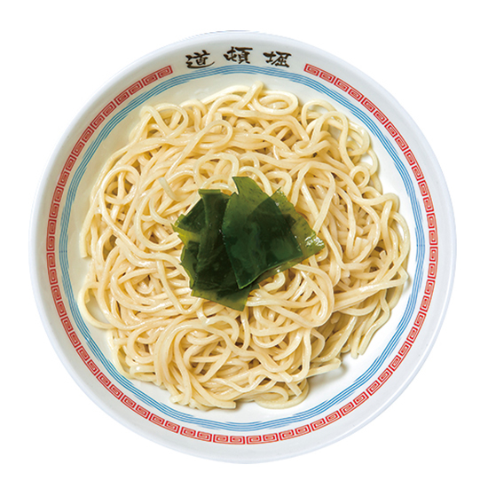 ↑つけめん(750円) つけ汁は濃いめの醤油ベース。コクと香りを重視した山形屋千葉の醤油を使用する。中太麺との相性がぴったりだ