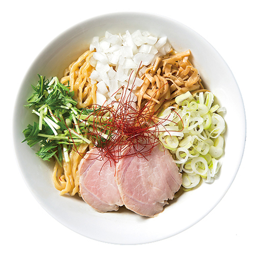 ↑油そば（700円）　究極との呼び声が高い麺に、焙煎ネギ油と醤油ダレの病みつきオイルが絡みまくる！新鮮な水菜や玉ネギの甘みも加わり、反則的なウマさとなっている