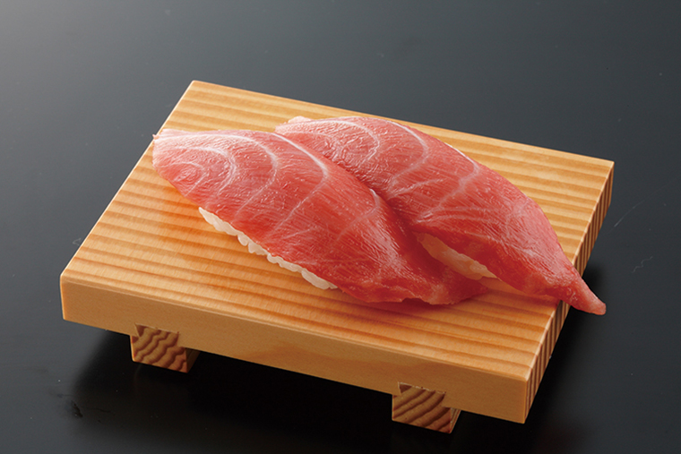 ↑本まぐろ頭身大とろ／二貫（604円）　1本のまぐろから2本しか取れな い希少部位の頭肉を握りに。口の なかに入れると柔らかなうまみと、ふわっととろける食感が広がる
