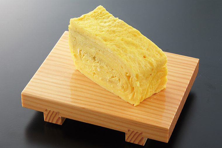 ↑自家製玉子焼（205円）　店で焼いた玉子焼き は、しっかりだしが 効いた人気メニュー。 焦げ目をほぼ付けな い焼きが見事だ　