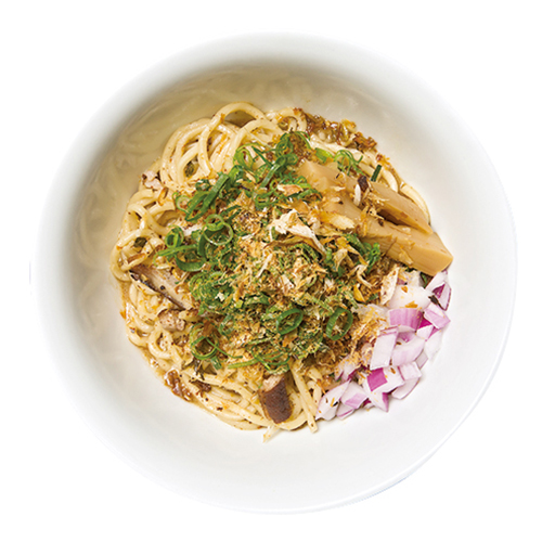 ↑煮干しまぜそば(880円) 食べやすいように具材はすべて細かく裁断。チャーシューは細かく刻むだけでなく、叩くことでより麺に絡みやすくなっている