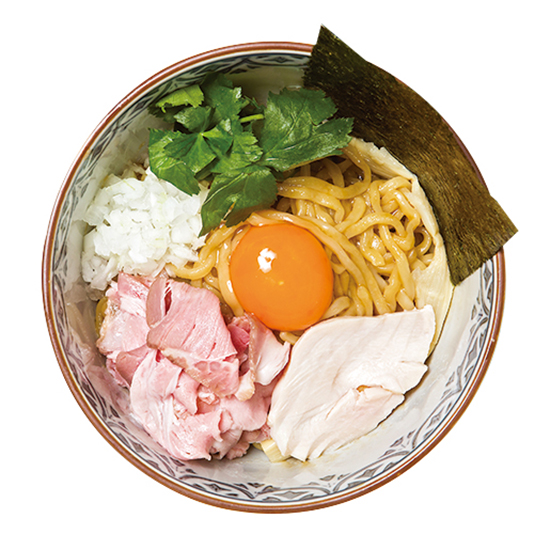 ↑濃厚たまごのまぜそば(750円) 存在感のあるチャーシューは、地鶏ではないが国産の鶏ムネと豚肩ロースを使用。超レア仕上げの柔らかい食感がたまらない