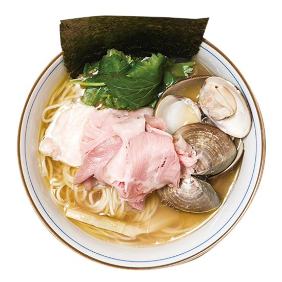 ↑蛤そば(850円) ほぼハマグリで出汁をとった清湯スープ。地鶏油を垂らし、貝の身が贅沢にも5 ~ 6 個入る。まぜそば同様、2種類のチャーシューもオン