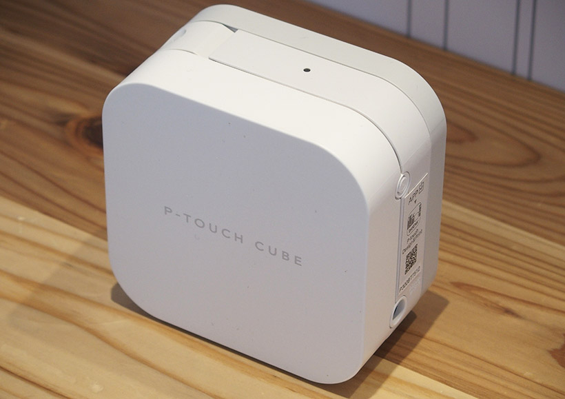 ↑P-TOUCH CUBE PT-P300BT。ラベルライターには必ずあるキーボードを廃し、シンプルなデザインを実現