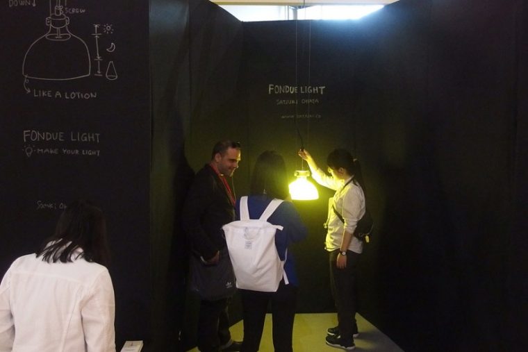 ↑黄色い光を自在に調整できる「Fondue Light」