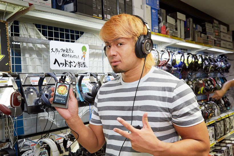 選んだのは27万円の高級品…ではなくド定番の国内ブランド! 新日本のレスラーYOSHI-HASHIが遠征中に使いたいヘッドホンを指名!!
