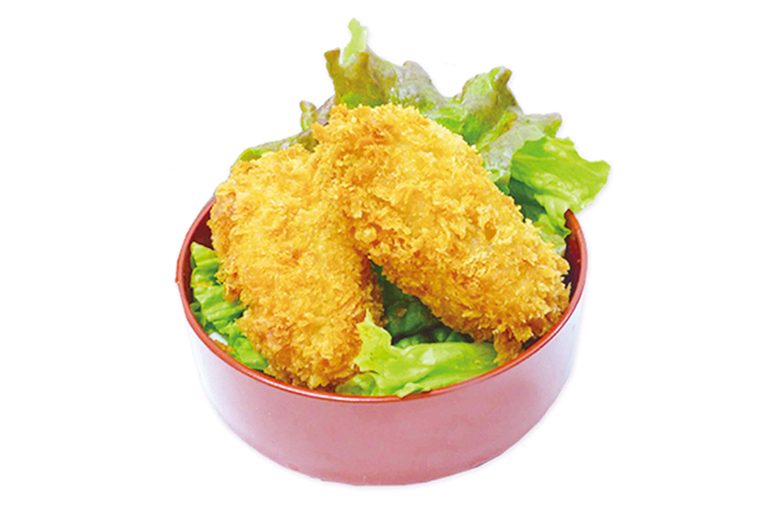 ↑特大カキフライ（324円）　大ぶりのカキを使っ た豪華なフライ。サ クサクの衣のなかか ら、うまみたっぷりの エキスがあふれ出す