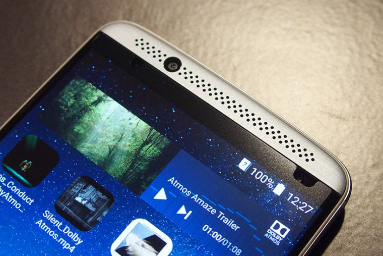 ↑上下にスピーカーを搭載し、スマートフォン単体でもステレオの高品質な音を楽しめます