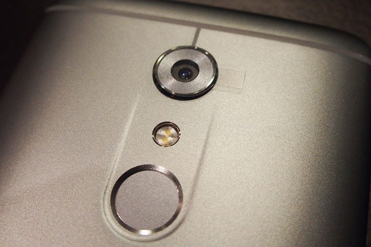 ↑背面にボタンを搭載